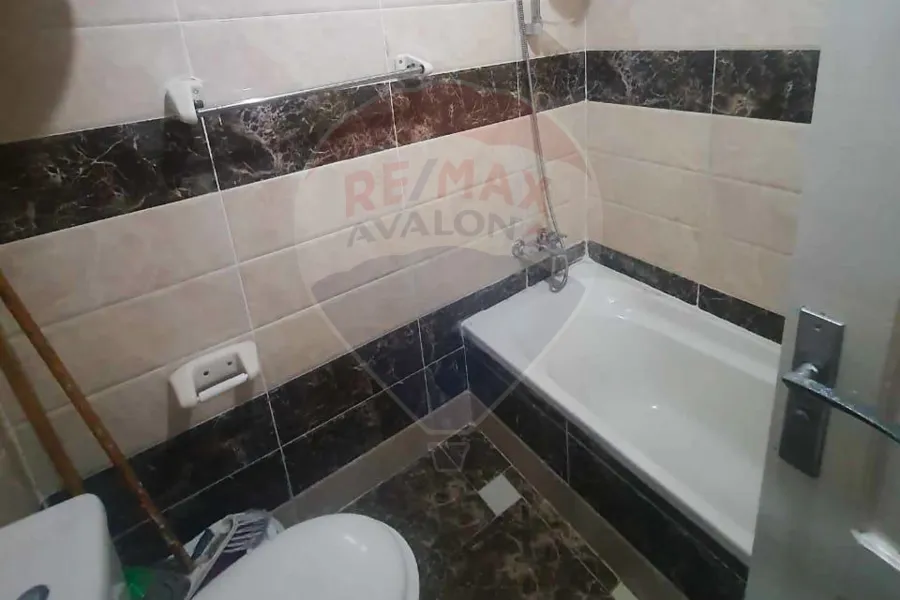 شقة للايجار المفروش 130 م كامب شيزار (تاني نمرة من البحر)