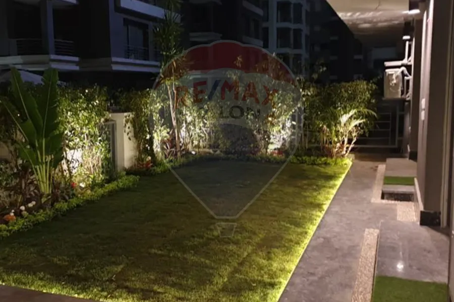 شقه للبيع + جاردن 82 م  التجمع الاول ( تاج سيتي ) 175 م