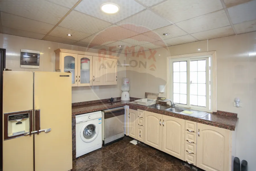 فيلا للبيع 4,000 م كينج مريوط (أمام كومباوند كينج هايتس)