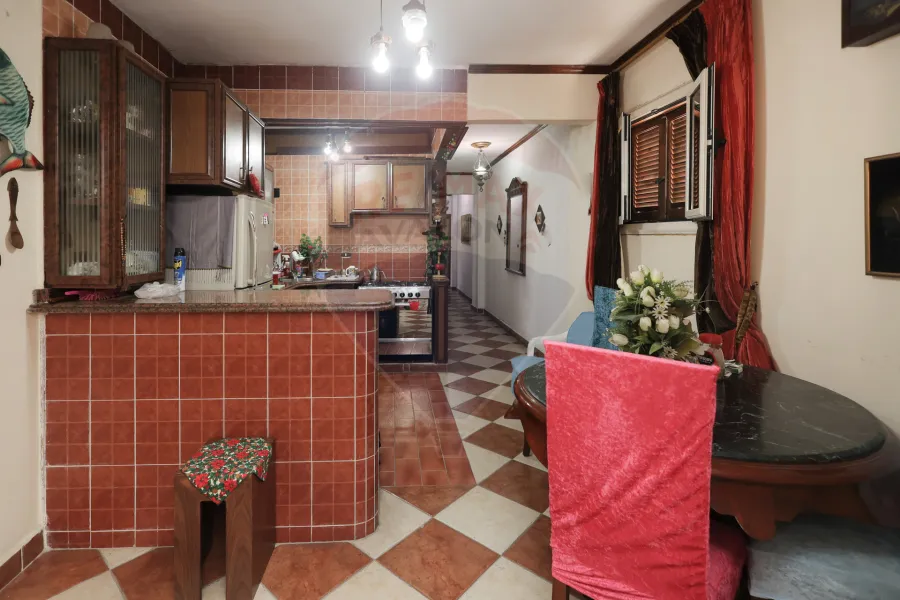 شقة للبيع 130 م جليم ( خطوات من البحر)