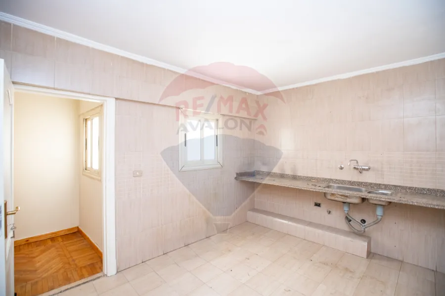 مقر ادارى للايجار 250 م  سان ستيفانو (على الترام مباشرة - خطوات من البحر)