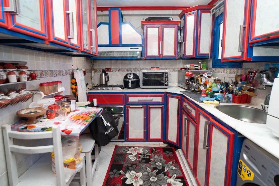 شقة للبيع 200 م زيزينيا (ش مسجد يحيى)