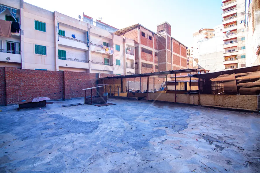 Factory for sale 750 m Al-Ras Al-Sawda (steps from Mostafa Kamel St.)