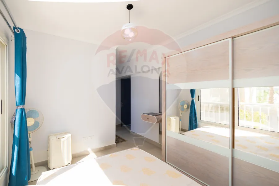 شاليه ارضي مفروش للبيع (سي فيو - رأس الحكمه) 120 م