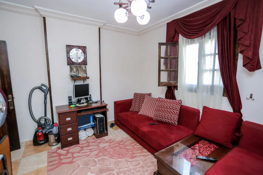 شقة للبيع 100م المنشية (خطوات من البحر)