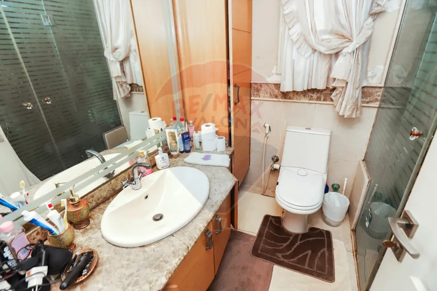 شقة للبيع 370 م كفر عبده (ش سكينة بنت الحسين)