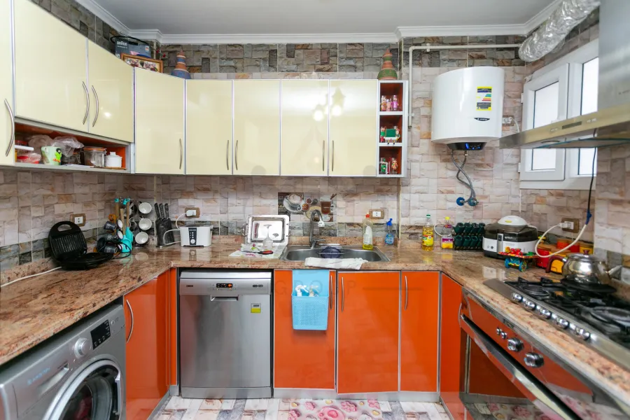 شقة للبيع 190 م كامب شيزار (علي الترام مباشرةً)