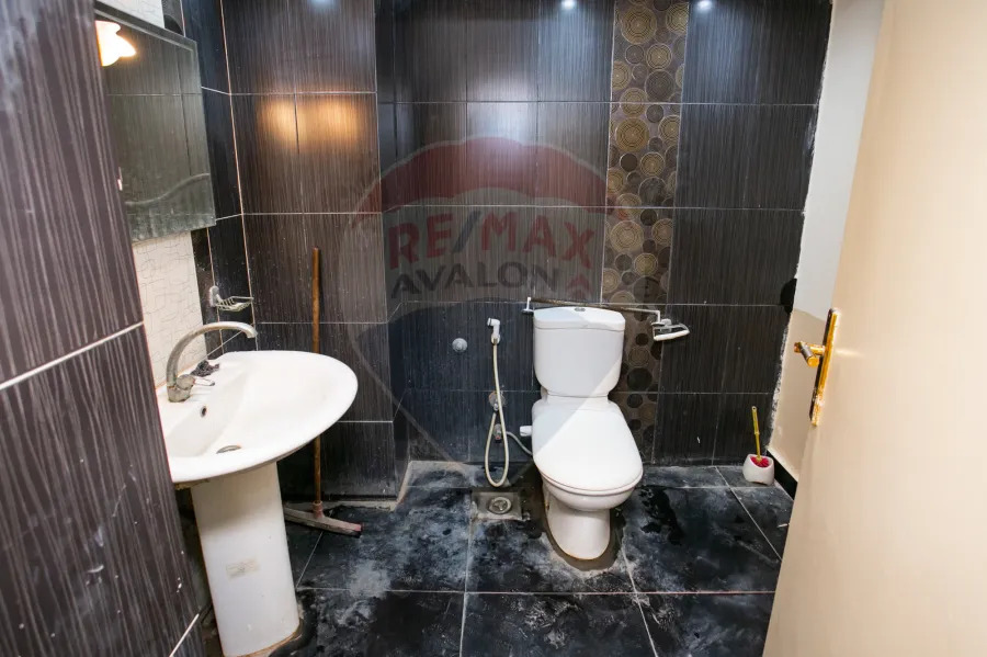 مقر إداري مرخص  للايجار 430 م  طريق مطار النزهة (أبراج الثغر)