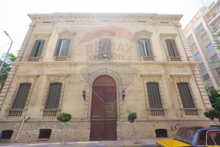 Castle for sale Al-Hay Al-Latiny (Steps from Fouad St. and Sultan Hussein St.) 1,460 m