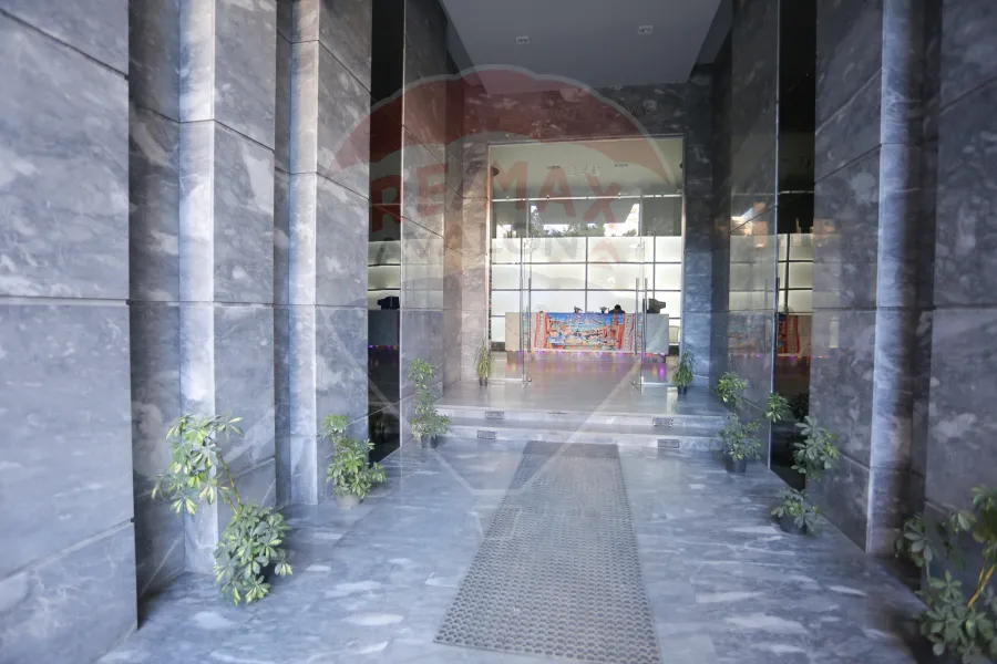 شقة للإيجار 225 م جناكليس (علي الترام مباشرة)