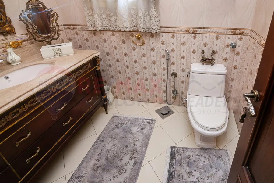 شقة للبيع 265 م زيزينيا (ش أبو قير)