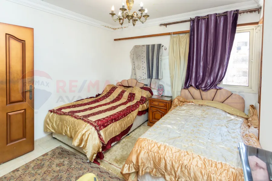 شقة للبيع 225 م كامب شيزار (علي البحر مباشرة)