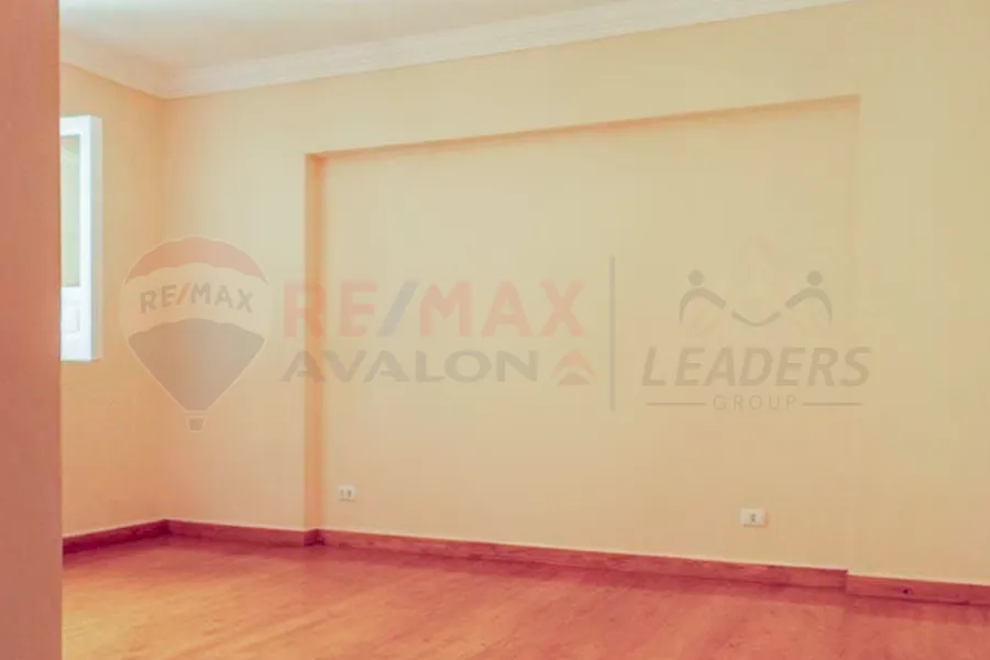 شقة للبيع 163 م كامب شيزار (خطوات من ش بور سعيد)