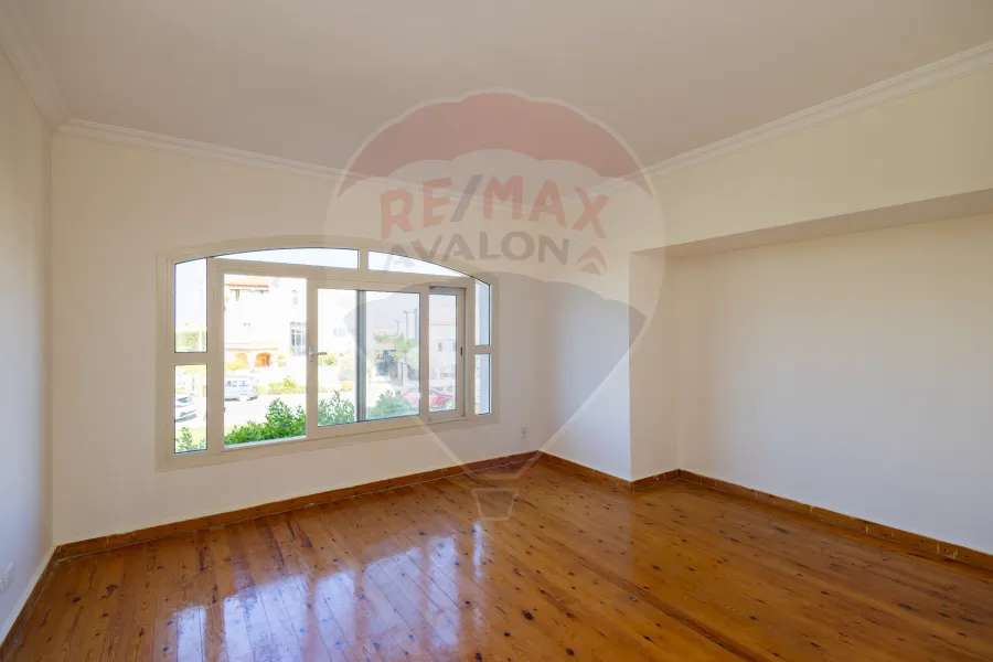 فيلا ستاند الون للبيع 1,300 م (اليكس ويست - انطونيادس)