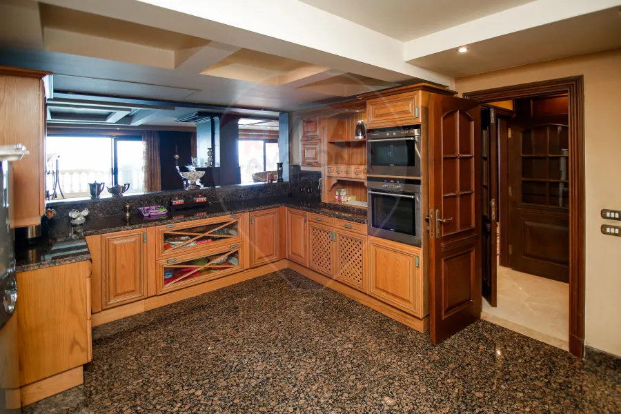 شقة للبيع 365 م السرايا ( على البحر مباشرة )