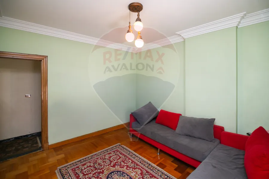 شقة للبيع 180 م لوران (ش عبد السلام عارف على الترام مباشرة)