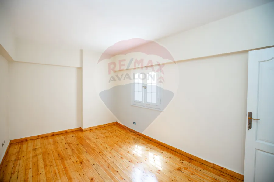 مقر ادارى للايجار 250 م  سان ستيفانو (على الترام مباشرة - خطوات من البحر)