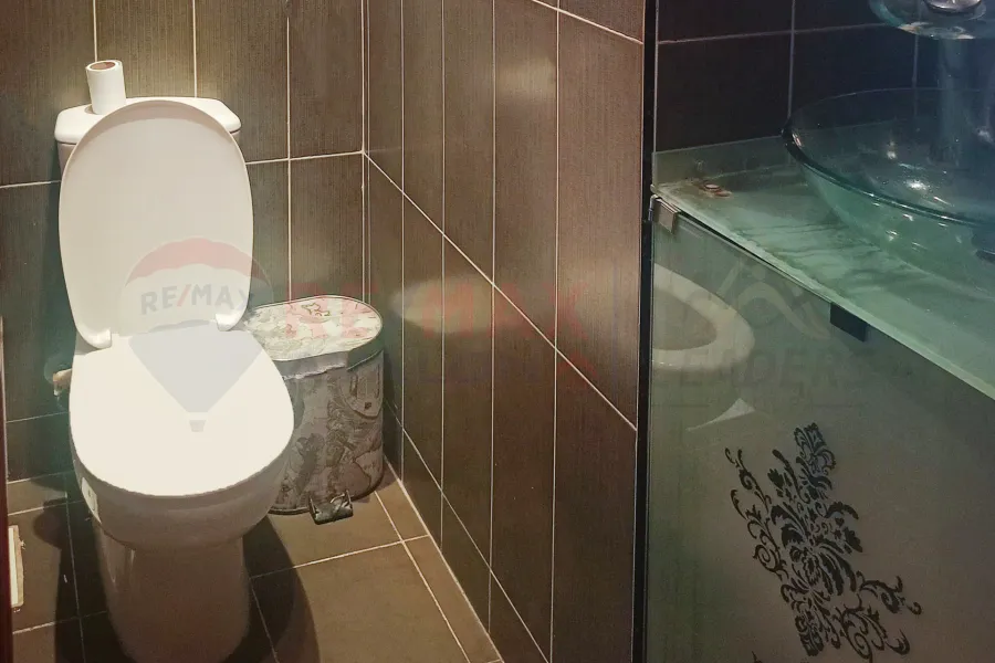 شقه للبيع 142 م كفر عبده (ش سكينة بنت الحسين)