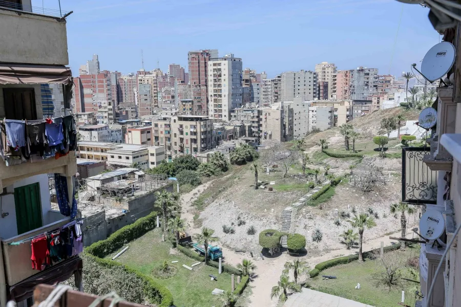 شقة للبيع 100م المنشية (خطوات من البحر)