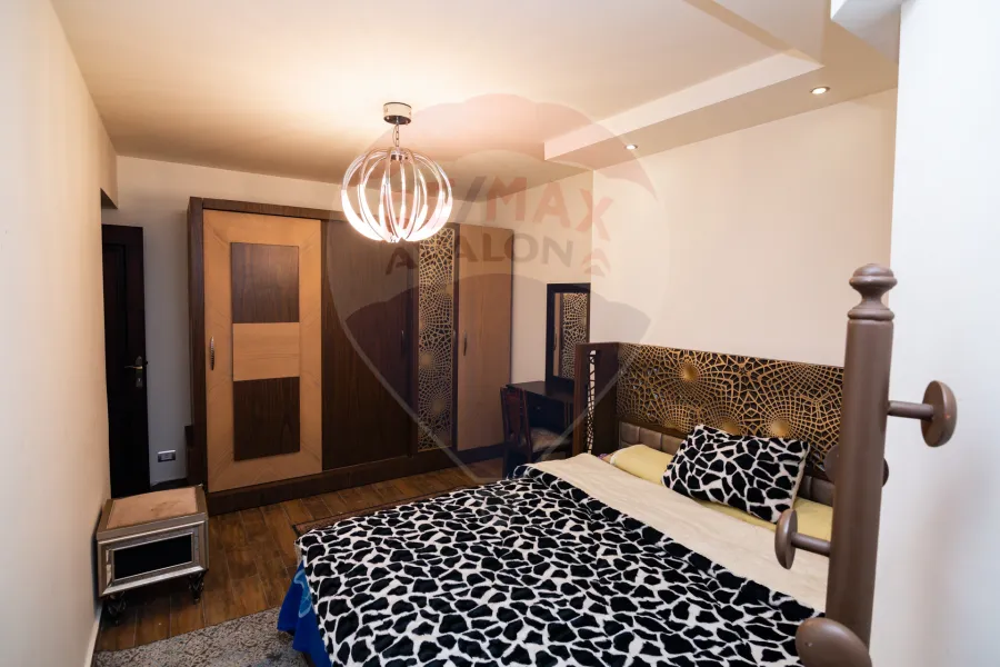 شقة للبيع 125 م كامب شيزار (على البحر مباشرة - عمارة براند)