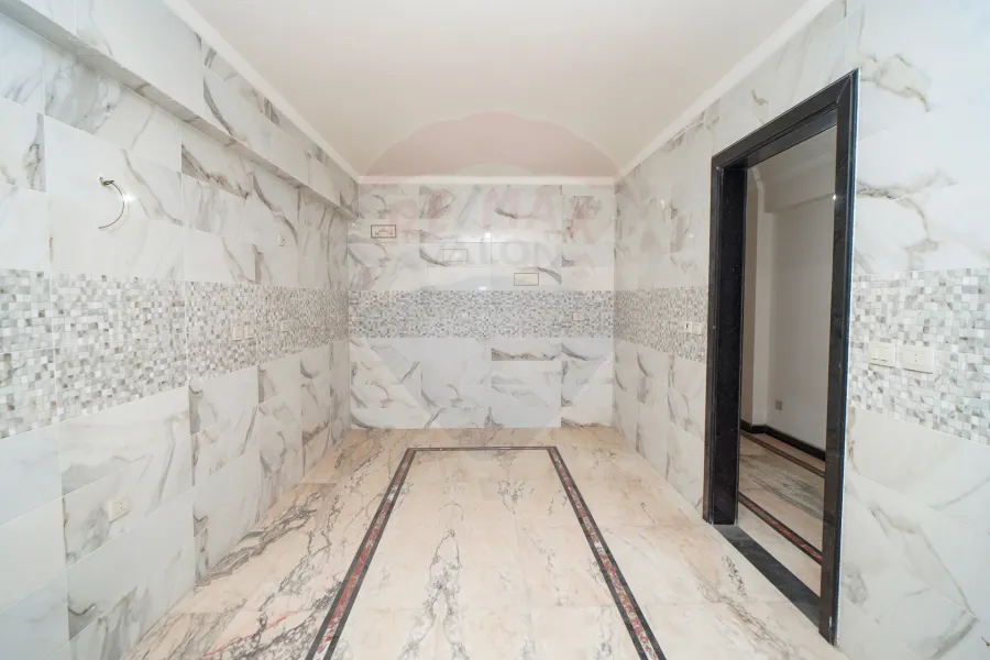 شقة للبيع 230 م جليم (ش أبو قير) - أول سكن