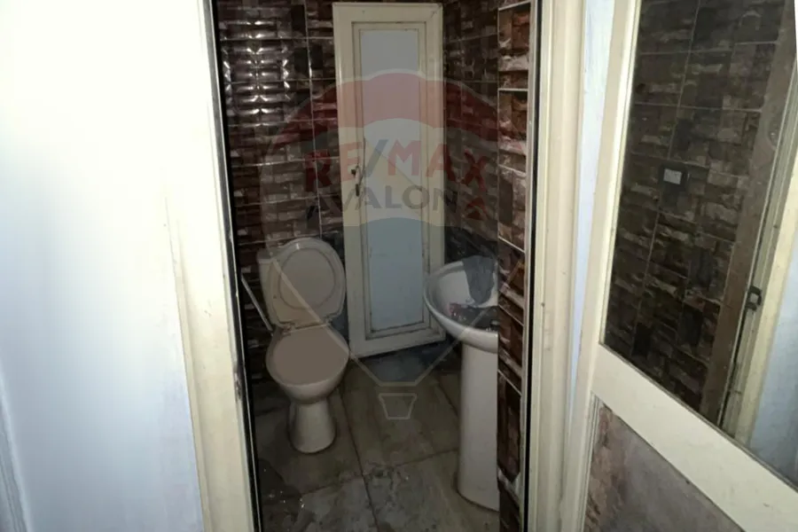 محل للايجار 87 م محرم بك (ش قناة السويس الرئيسي)