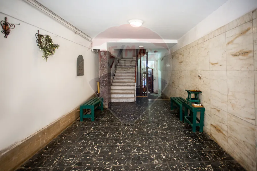 شقه إداري للإيجار 225 م سان ستيفانو (خطوات من الترام )-