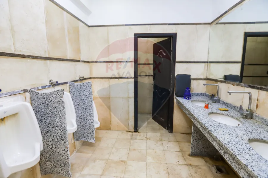 معرض للايجار ٥٥٠م  ميامى ( على الطريق الدولى ٤٥ بجوار مشروع مارسيليا والمدارس الدوليه )