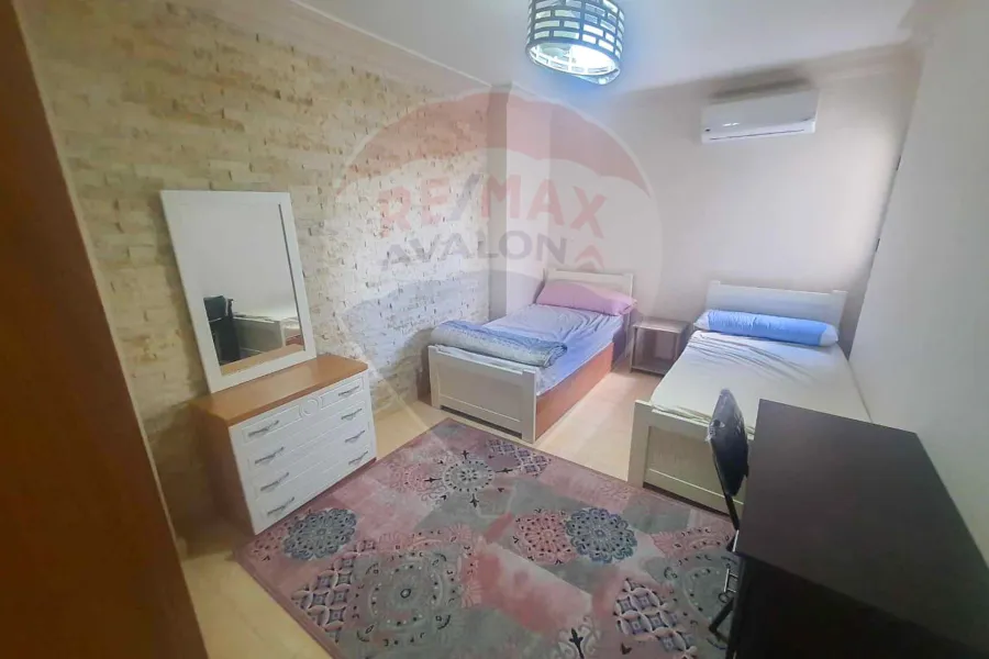 شقة للايجار المفروش 130 م كامب شيزار (تاني نمرة من البحر)