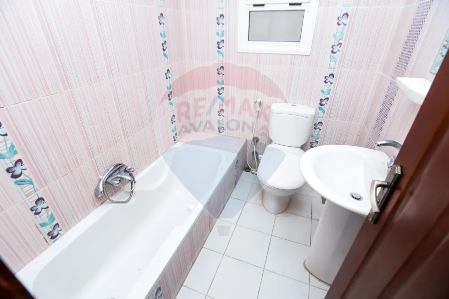 شاليه للبيع 220 م المعمورة الشاطئ ( شاليه صف تاني بحر  )