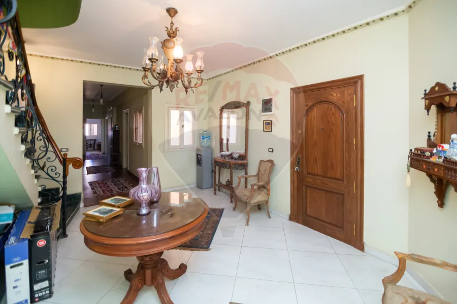 شقة دوبلكس للبيع 300 م الازاريطة (ش الاسكندر الاكبر - خطوات من البحر )