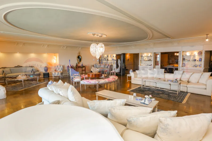 Apartment for sale 600 m San Stefano (Al-Nahhas Building - directly on the sea)