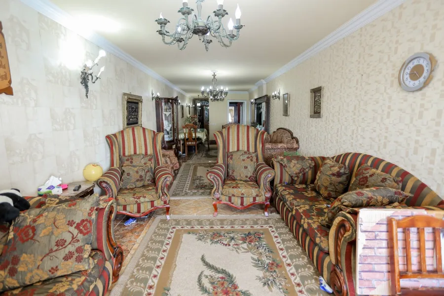 شقة للبيع 206م كامب شيزار (علي البحر مباشرة)