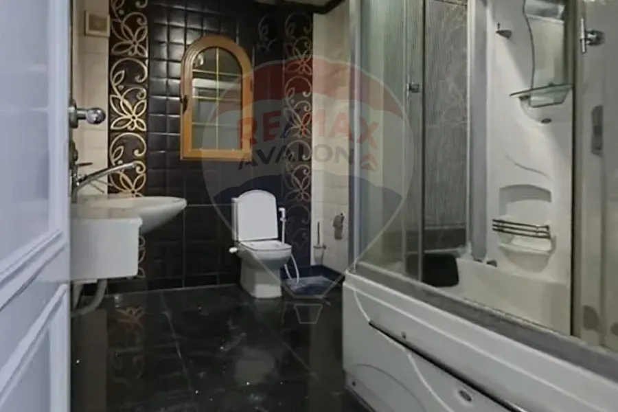 شقة للبيع 210 م زيزينيا (ش عبد السلام عارف)