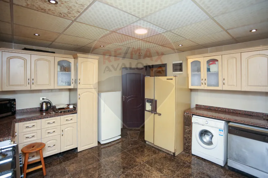 فيلا للبيع 4,000 م كينج مريوط (أمام كومباوند كينج هايتس)