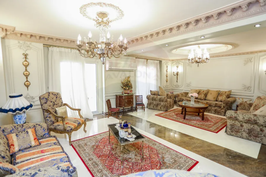 شقه للبيع  250 م كفر عبده ( خطوات من ميدان سانت جيني )