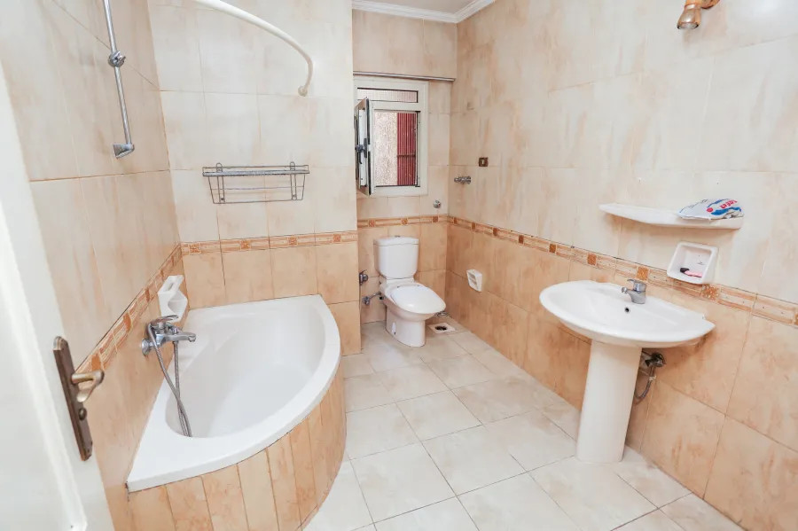 شقة للبيع 235م سموحة (تقاطع ش مصطفي كامل مع ش بهاء الدين الغتورى)