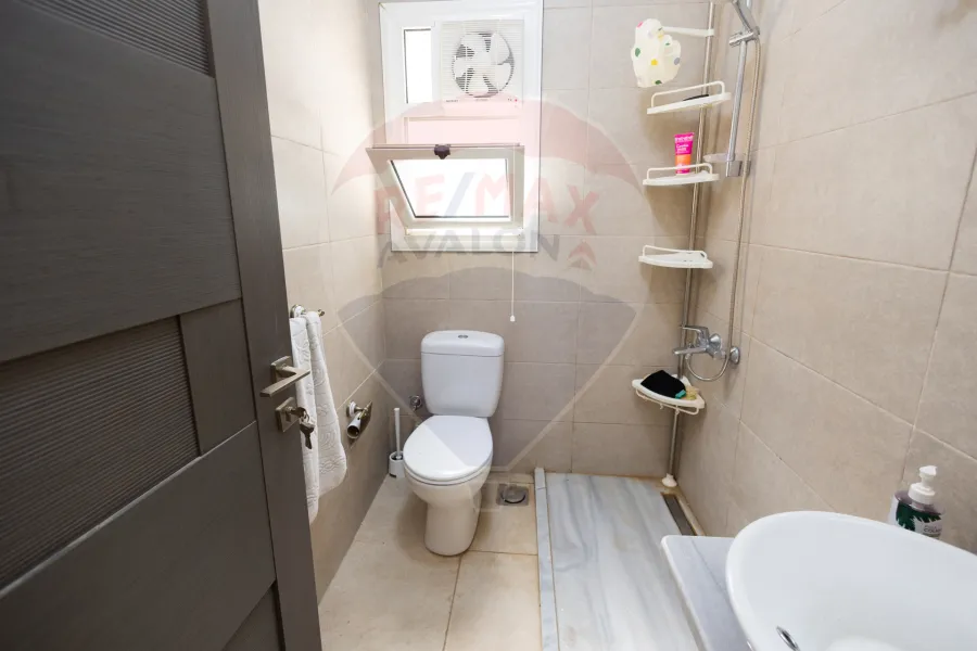 شاليه ارضي مفروش للبيع (سي فيو - رأس الحكمه) 120 م