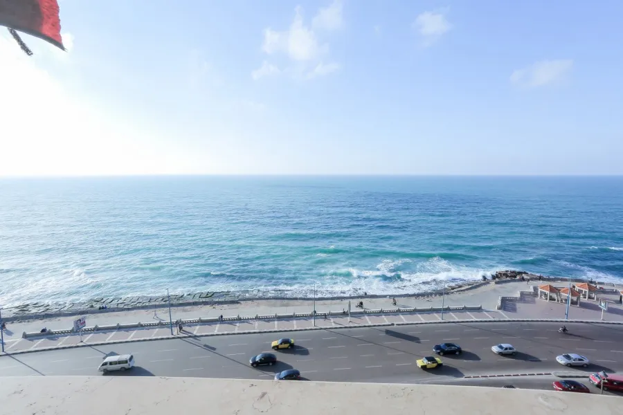 شقة للبيع 206م كامب شيزار (علي البحر مباشرة)