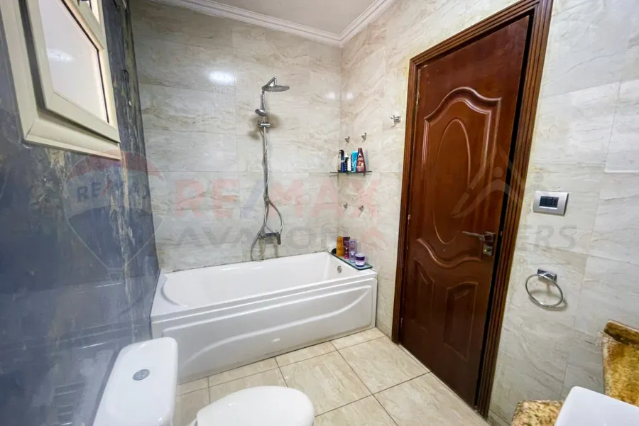 شقة للبيع 140 م كيلوباترا (علي البحر مباشرة)