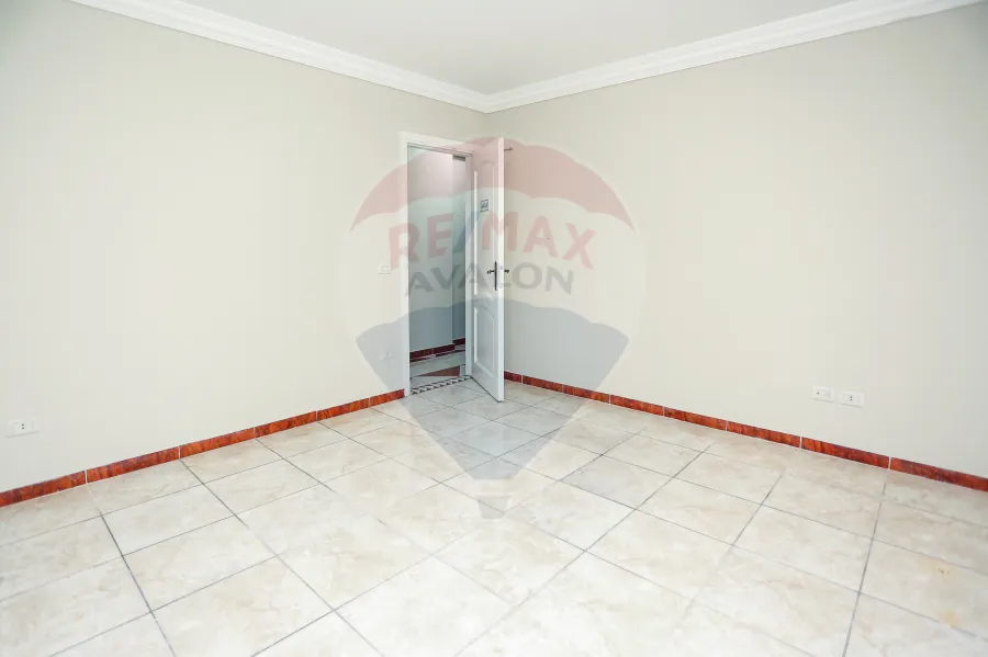 شقة للايجار 265 م رشدي (علي الترام مباشرة)