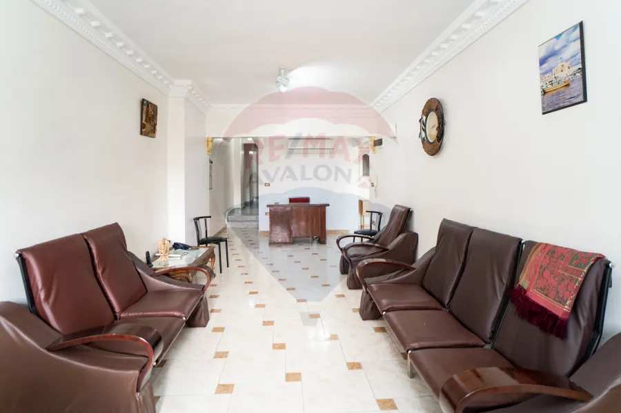 يزان إداري للبيع 120 م كامب شيزار (شارع كلية الهندسه احمد قمحه الرئيسي - بالقرب من الترام وشارع ابوقير والبحر)