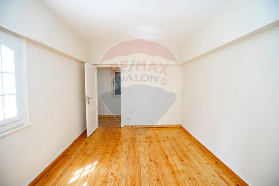 مقر ادارى للايجار 250 م  سان ستيفانو (على الترام مباشرة - خطوات من البحر)