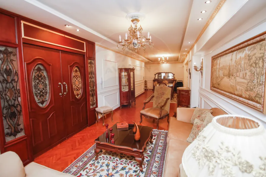 شقة للبيع 170 م كامب شيزار (خطوات من كوبري الجامعه)