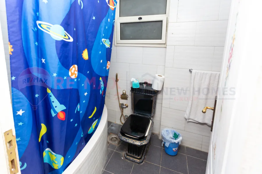 شقة للبيع 225 م كامب شيزار (علي البحر مباشرة)