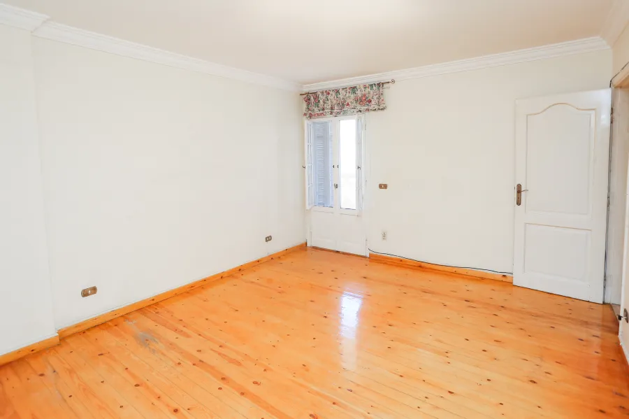 شقة للبيع 235م سموحة (تقاطع ش مصطفي كامل مع ش بهاء الدين الغتورى)