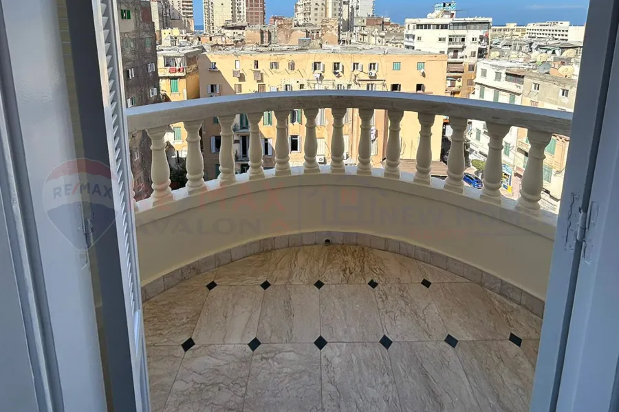 شقة للبيع 175 م الازاريطة (خطوات من الترام)