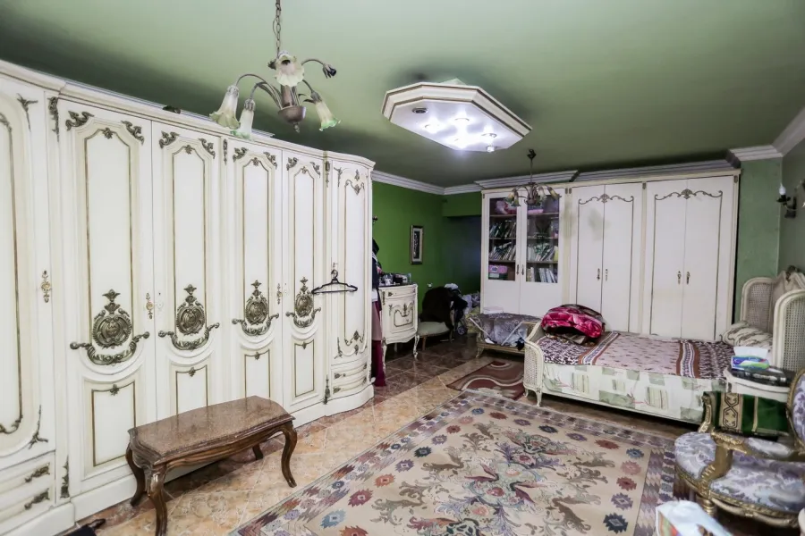 شقة للبيع 206م كامب شيزار (علي البحر مباشرة)