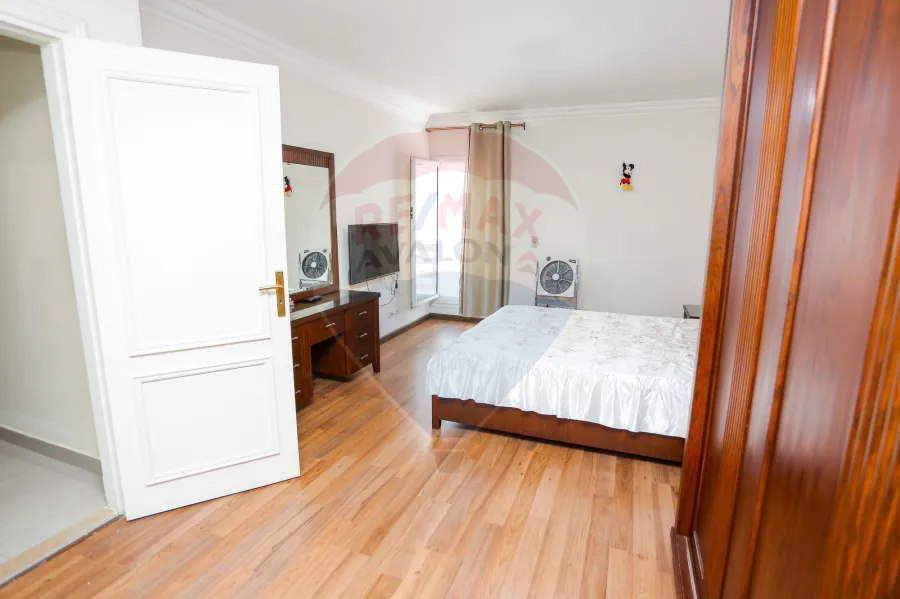 شقة للبيع 194 م زيزينيا (كومباوند بشارع ابو قير الرئيسي)