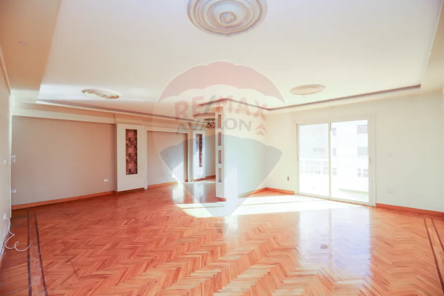 شقة للبيع 200 م كفر عبده ( ش سكينة بنت حسين)